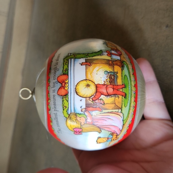 Vintage 1979 Hallmark Unbreakable Satin Ornament Joan Walsh Anglund - Picture 4 of 8